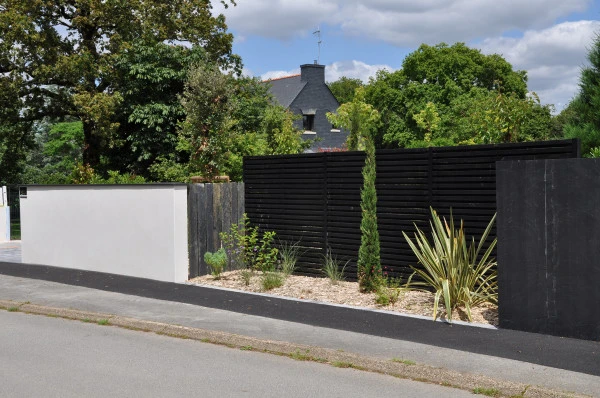 Palissade bois noir, murs enduits, piquets de Schiste et palis d'ardoise
