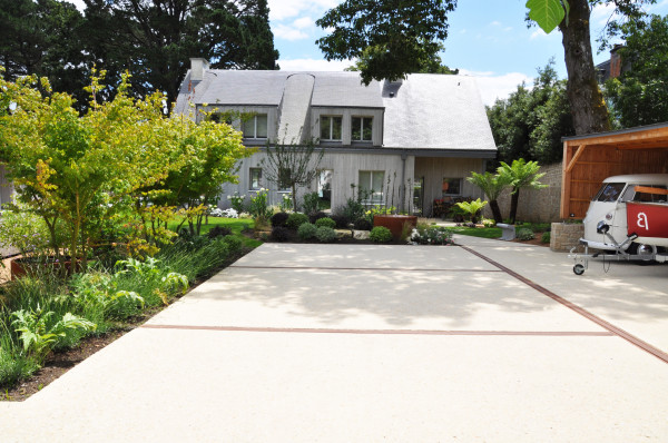 Béton érodé avec caniveaux corten - paysagiste Vannes