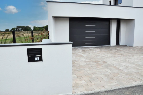 Mur enduit avec couvertine alu - paysagiste Vannes