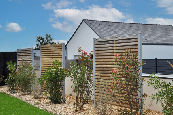 Mur enduit avec couvertine, panneaux bois avec poteaux alu gris anodisé - paysagiste Vannes