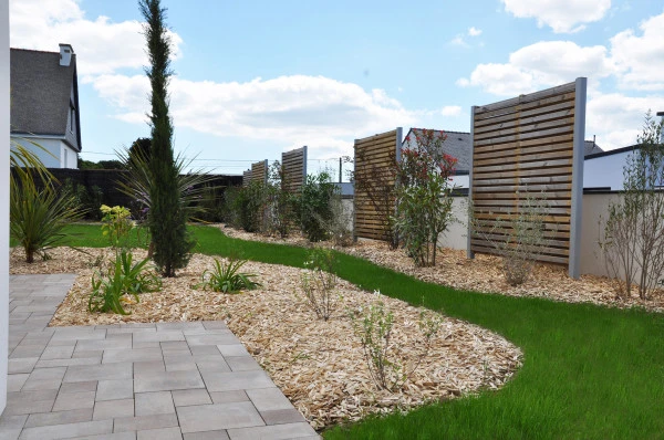 Mur enduit avec couvertine, panneaux bois avec poteaux alu gris anodisé - paysagiste Vannes