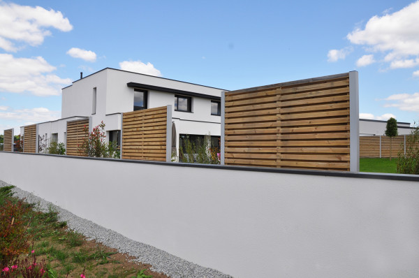 Mur enduit avec couvertine alu, panneaux bois avec poteaux alu gris anodisé