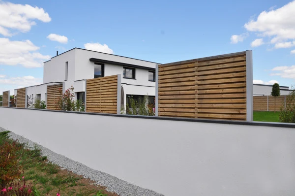 Mur enduit avec couvertine alu, panneaux bois avec poteaux alu gris anodisé