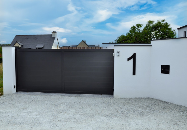 Mur enduit avec couvertine alu, portail - Paysagiste Vannes