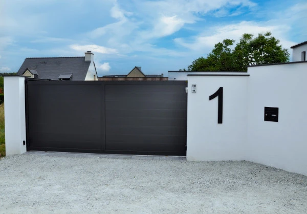 Mur enduit avec couvertine alu, portail - Paysagiste Vannes