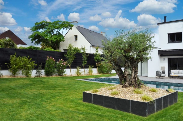 Muret enduit avec palissadeux bois noir - paysagiste Vannes