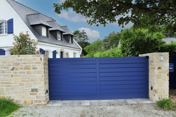 Mur en pierre naturelle granit, portail alu