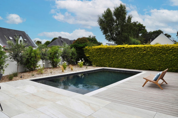Terrasse et margelle piscine en dallage céramique et terrasse bois Cumaru - paysagiste Vannes