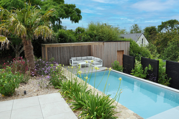 Terrasse en dallage céramique et terrasse piscine en bois Douglas - paysagiste Vannes