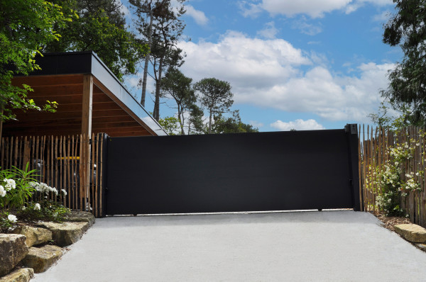 Béton balayé, portail alu - paysagiste Vannes
