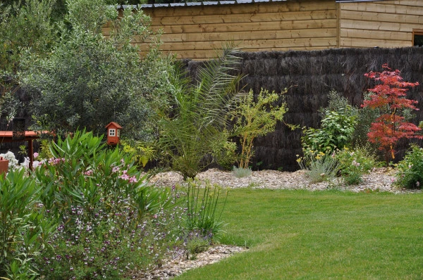 Grillage rigide noir avec brande de Bruyère - paysagiste Vannes