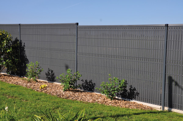 Grillage rigide gris avec occultant PVC - paysagiste Vannes