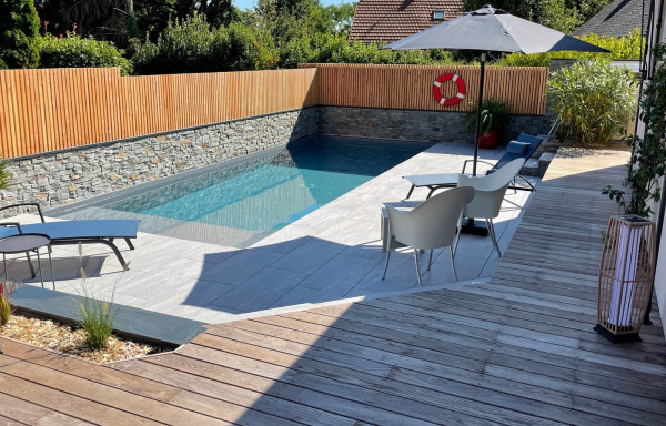 Mur avec parement pierre, clôture liteaux bois - paysagiste Vannes