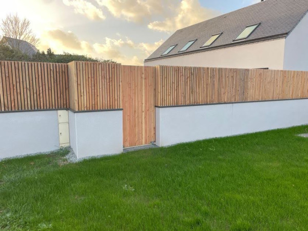 Muret enduit avec clôture liteaux bois - paysagiste Vannes