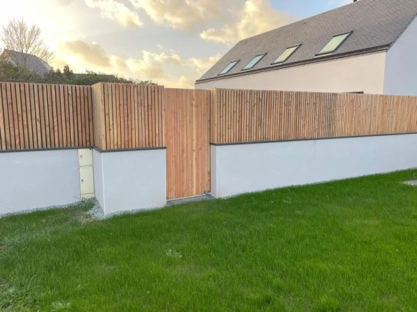 Muret enduit avec clôture liteaux bois - paysagiste Vannes