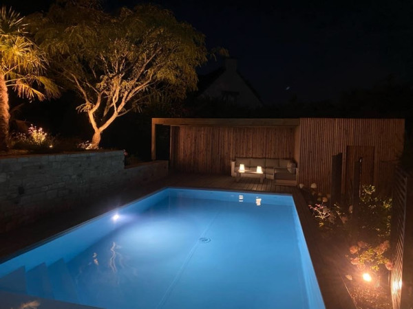 Abords de piscine de nuit avec éclairage extérieur - paysagiste Vannes