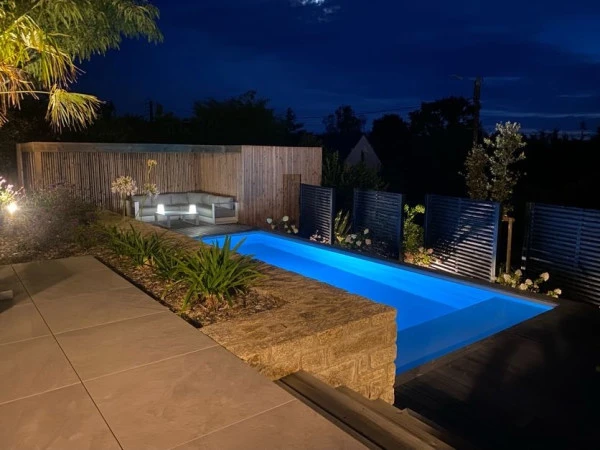 Abords de piscine de nuit avec éclairage extérieur - paysagiste Vannes