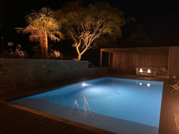Abords de piscine de nuit avec éclairage extérieur - paysagiste Vannes