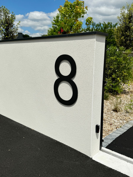 Numéro sur mur enduit - paysagiste Vannes