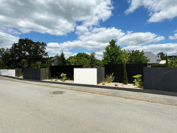 Palissade bois noir, murs enduits avec couvertine, piquets de Schiste, palis d'ardoise