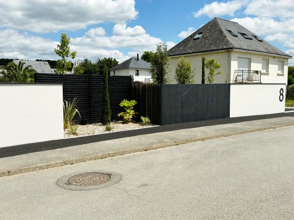 Palissade bois noir, murs enduits avec couvertine alu, piquets de Schiste et palis d'ardoise