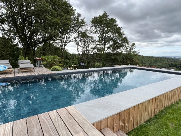 Intégration bois d'une piscine - paysagiste Vannes