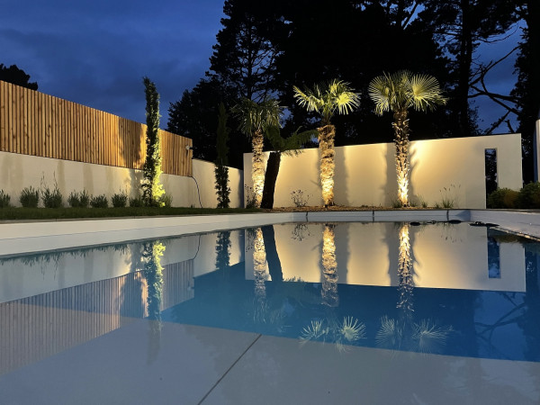 Mur enduit avec palissade liteaux bois sur mesure - paysagiste Vannes