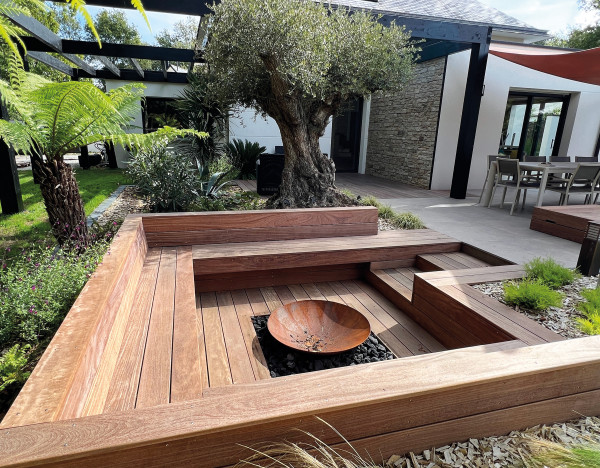 Coin salon avec braséro en corten - paysagiste Vannes
