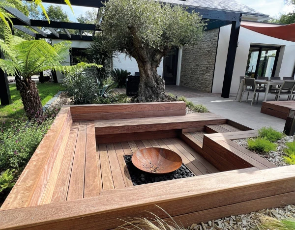 Coin salon avec braséro en corten - paysagiste Vannes