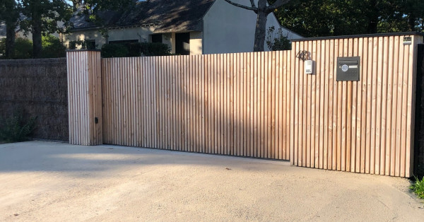 Portail en liteaux bois sur mesure - paysagiste Vannes