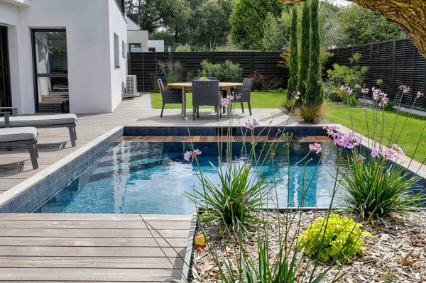 Abords de piscine (photo ©Sous Un Autre Angle) - paysagiste Vannes