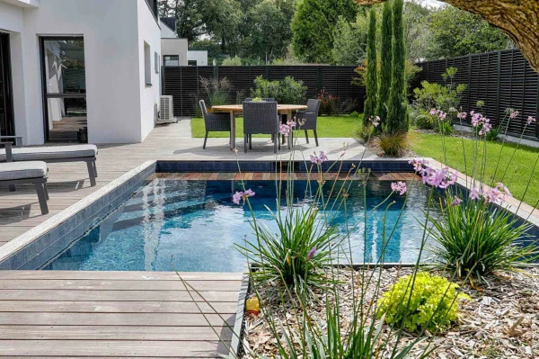 Abords de piscine (photo ©Sous Un Autre Angle) - paysagiste Vannes