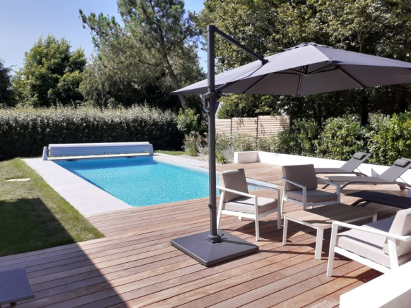 Abords de piscine, terrasse bois, dallage - paysagiste Vannes