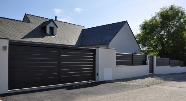 Mur enduit avec couvertine, clôture et portail alu - paysagiste Vannes