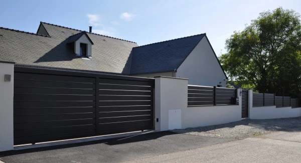 Mur enduit avec couvertine, clôture et portail alu - paysagiste Vannes