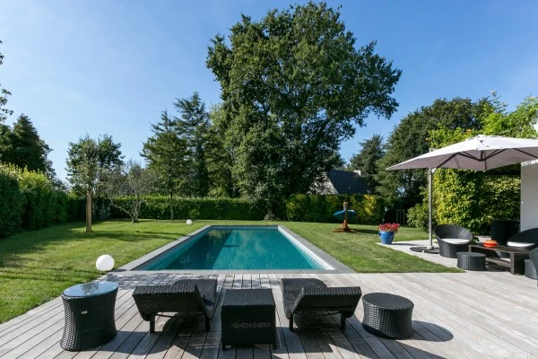 Abords de piscine, terrasse bois - paysagiste Vannes