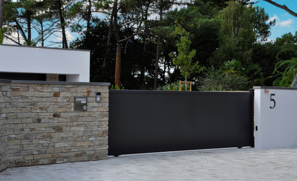 Mur enduit, parement en pierre, portail alu - paysagiste Vannes